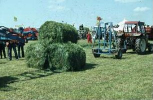 Fotografie: Erntetechnik, Rundballen, Grassilage