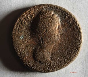 Römische Münze, Nominal Sesterz, Prägeherr Antoninus Pius für Faustina I., Prägeort Rom, Original