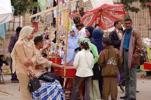 Luxor - Basarstand : Basarstand im Altstadtviertel von Luxor, Einheimische, aufgenommen 2006