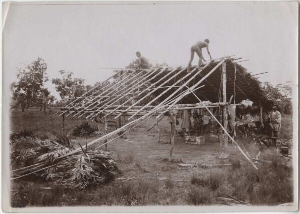 Construction de huttes chez les Kayapó sur l'Arraias