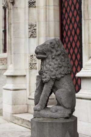 Löwe mit Wappenschild