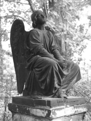 Grabengel : Grabengel (1865; G. A. Kietz, G. Brossmann). Seitenansicht. Sandstein. 1865. Dresden-Johannstadt, Trinitatisfriedhof