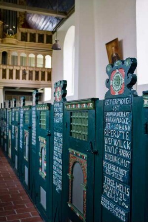 Deutschland. Niedersachsen. Jork. Sankt Matthias Kirche. Kastengestühl. 17. und 18. Jahrhundert