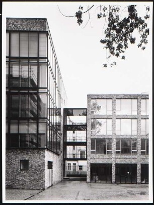 Engelhardt Hof, Berlin: Hofansicht der Übergangsbrücke zwischen den Bauteilen G (Kopfbau mit Läden und Büros) und F (zweiflügeliger Gewerbebau)