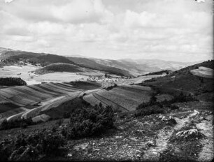 Landschaft : Felder in den Talsenken des slowenischen Erzgebirges, mittig ein Dorf