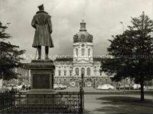 Das Prinz-Albrecht-von-Preußen-Denkmal in der Sichtachse zum Schloss Charlottenburg