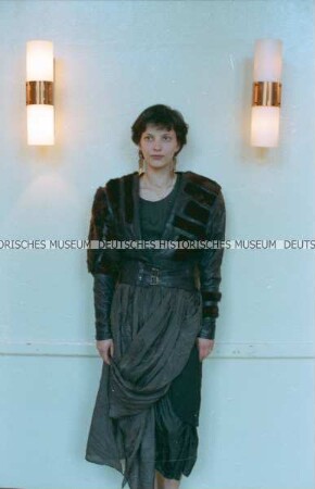 Modell im schwarzen Kleid und Lederjacke (Rückseite) der Designergruppe Allerleirauh