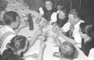 St. Märgen: Hirschen; Trachtengruppe St. Peter; bei Tisch
