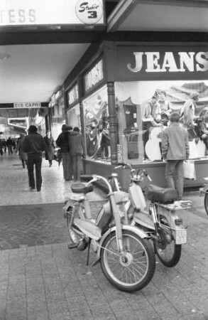Jeans House in der Kaiserpassage Ecke Waldstraße