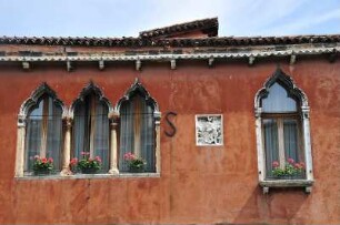 Renaissancebau in Murano : Auf der in der Lagune von Venedig liegenden Insel arbeiten viele weltbekannte Glaskünstler. Blick auf eine Hauswand mit Renaissancefenstern. Aufgenommen am 14. Mai 2009 auf der Insel Murano