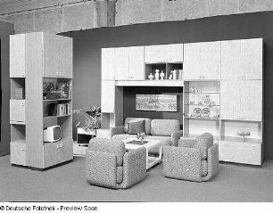 Anbauwand "Quadra" : Wohnzimmermöbel. Anbauwand "Quadra" (1977; VEB Möbelkombinat "neuzera" Rathenow) und Sitzgruppe