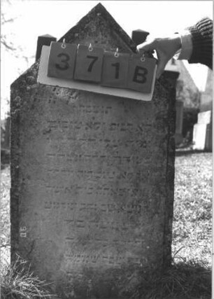 Grabstein 371 (Index: 99786208) Zustand: leicht verwittert Maße HxBxT: 100x54x8 cm: Grabstein 371B