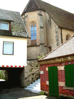 Ansicht von Nordosten mit Kirche über Chor und Langhaus (Kirchhofmauer im 18 Jh abgetragen)