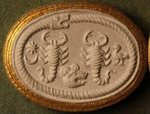 Bärenkopf, flankiert von zwei Skorpionen und umschlossen vom Oroboros (Daktyliothek, Zweites Historisches Tausend)
