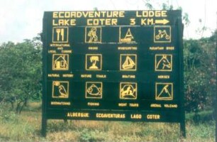 Costa Rica. Anzeigetafel für mögliche Aktivitäten in Nähe der Lodge