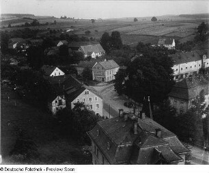 Langenhennersdorf : Langenhennersdorf. Dorfplatz mit Pfarrhaus und ehemaliges Rittergut. Blick vom Kirchturm nach Südsüdost