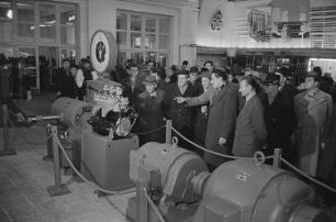 Ausstellungshalle VI, Präsentation von Elektromotoren des VEM Elektromaschinenbau Sachsenwerk