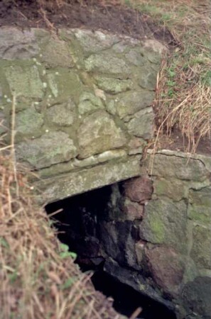 Nienwohlder Straße/Dorfstraße (Kreisstraße 60): Durchlass von Mühlenbach: Detailaufnahme