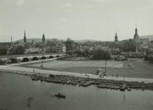 Saarbrücken über die Saar gesehen. Blick auf den Stadtteil St. Johann, links die Alte Brücke, rechts im Hintergrund der Schwarzenberg