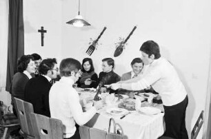 Rheinhausen: Teilnehmer bei Tisch