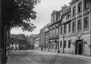 Plauen, Königstraße mit Kreismuseum : Plauen, Königstraße 9-13 (nach 1945 Nobelstraße) gegen Bänkegäßchen. Ansicht mit Vogtlandmuseum, Nr. 9 (ehemaliges Kreismuseum; 1787-1789), Wohnhaus Nr. 11 (1787-1789) und Teilansicht Nr. 13 (Hotel Königsburg, heute Museum; 1795)
