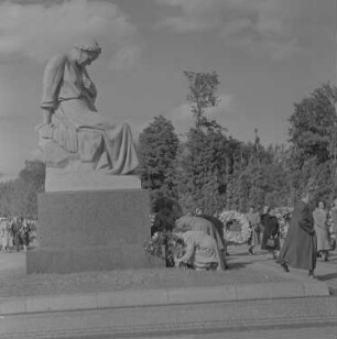 Kranzniederlegung an Ehrenmalen im Treptower Park in Berlin anlässlich des IV. Bundeskongresses des Demokratischen Frauenbundes Deutschlands (DFD) : Kranzniederlegung am Ehrenmal "Mutter Heimat" im Treptower Park