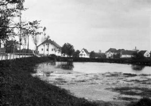 Bad Gottleuba-Berggießhübel-Breitenau. Blick über den Dorfteich auf den Ort