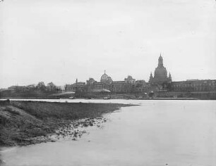 Dresden, Blick vom Neustädter Elbufer oberhalb der Augustusbrücke gegen die Altstadt (mit Kunstakademie, Frauenkirche und Brühlscher Bibliothek) bei Hochwasser