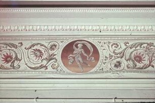 Tapete mit Akanthusranken und tanzenden Figuren in Medaillons