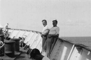 Brasilien. Bordleben. Zwei Besatzungsmitglieder eines Passagierschiffes an Deck