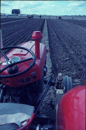 Fotografie: Wendende Bodenbearbeitung, Standardtraktor