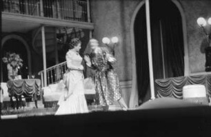 Szenenbilder aus "Die Fledermaus" von J. Strauss, Regie W. E. Struck, mit L. de Beer, R. Inden, M. Vaidas, H. Wocke, F. Kronström, M. Ritzmann, G. Frickhöffer, R. Schiemann, R. Zabekow, H. Wasmer-Witt, J. Schubert u.a., Metropol-Theater, Premiere 20.12.1955