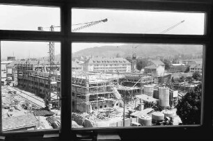 Freiburg: Hochhausbau in der Friedrichstraße; durch Fenster gesehen (Büro Vequand)