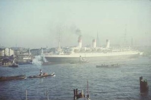 Luxusdampfer "Cap Arcona" : Luxusdampfer "Cap Arcona" (1927; Blohm und Voss) der Hamburg Südamerikanische Dampfschifffahrts-Gesellschaft (HSDG) im Hamburger Hafen