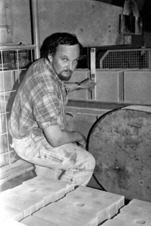 Kalksandsteinwerk Stellau: Vorarbeiter Klaus Peter Wiedfeldt misst Kalksandsteine aus