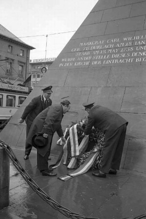 Kranzniederlegung an der Pyramide zum Gründungstag der Stadt Karlsruhe im Rahmen des 250jährigen Stadtjubiläums.