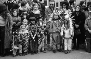 Freiburg: Freiburger Fasnet 1973 [Maskierte Kinder, Zuschauer]