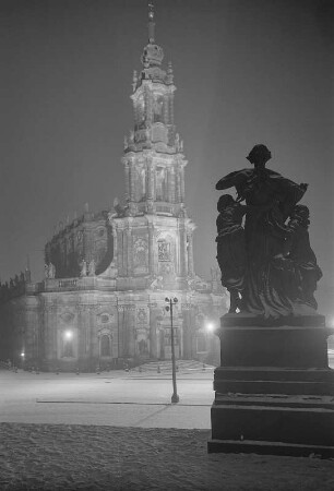 Dresden. Blick von der Freitreppe Brühlsche Terrasse zur Katholischen Hofkirche