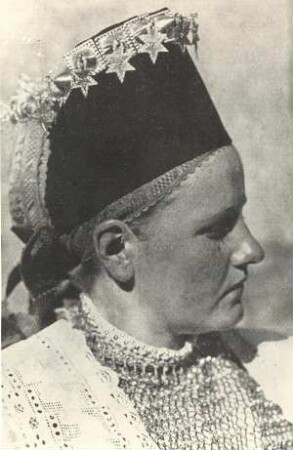 Detail der Tracht einer Braut aus Hoyerswerda : Kleidung - Hoyerswerdaer Tracht. Ort: Wojerecy / Hoyerswerda. Braut aus Bergen bei Hoyerswerda mit der "Borta", der wendischen Brauthaube aus schwarzem Samt.