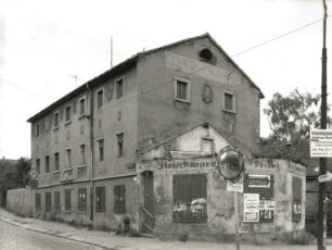 Dresden-Leutewitz, Gottfried-Keller-Straße 76/Ecke Steinbacher Straße. Ehemaliger Bauernhof (A. 19. Jh.), Wohnhaus mit Ladenanbau