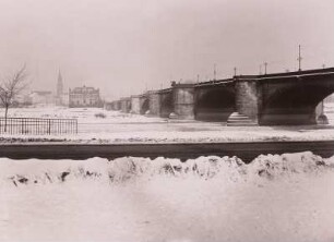 Dresden. Blick vom Altstädter Ufer unterhalb der Augustusbrücke über die Elbe mit Treibeis auf das Neustädter Ufer