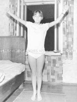Schülerin macht nach dem Aufstehen Morgengymnastik