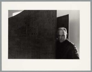 Richard Serra neben der Skulptur Spiral Sections, documenta 8, Kassel