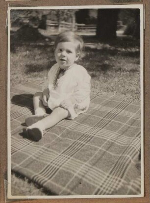 Christiane Zimmers Sohn Andreas auf einer Picknickdecke