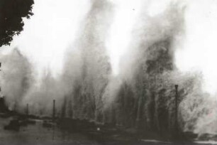 Rio de Janeiro, Brasilien. Resaka (Sturmflut) am 4. Juli 1925. Brandung stehender Wellen in der Bucht von Guanabara, Rio de Janeiro