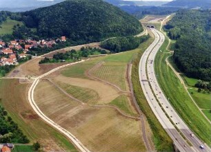 Alter Aichelbergviadukt abgebrochen Trassierung in der Luftaufnahme, Alte Strecke rekultiviert.