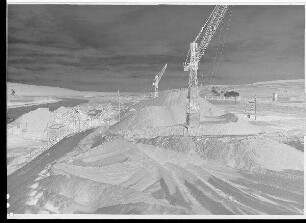 Staustufe Ottendorf. Kiesaufbereitungsanlage der Firma Holzmann AG. oberstromig der Baustelle Ottendorf gelegen. Schweinfurter Pegel = 198 cm.