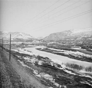 Zugefrorener Fluss : Zugefrorener Fluss in einem Gletschertal.