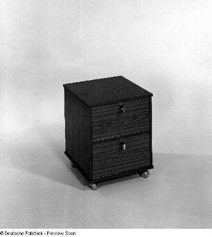 Schränkchen (Nachtschrank?) (Modell 1568)
