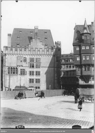 Markt 44, "Steinernes Haus " und Römerberg 28 von Westen